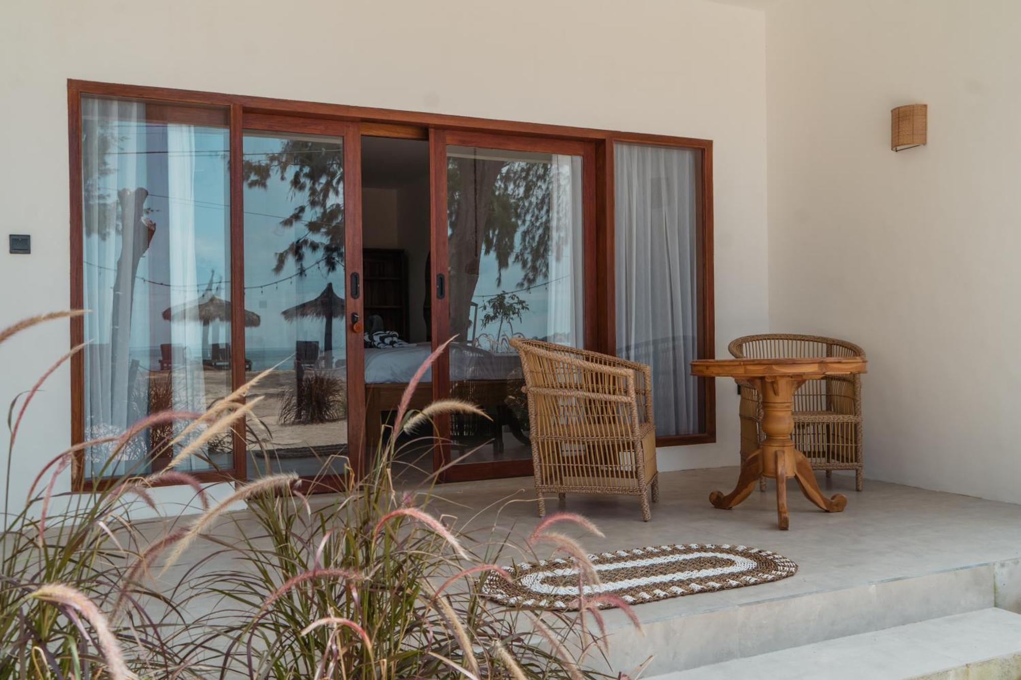 Sunscape Villa - Beachfront And Private Pool Gili Air Exterior foto